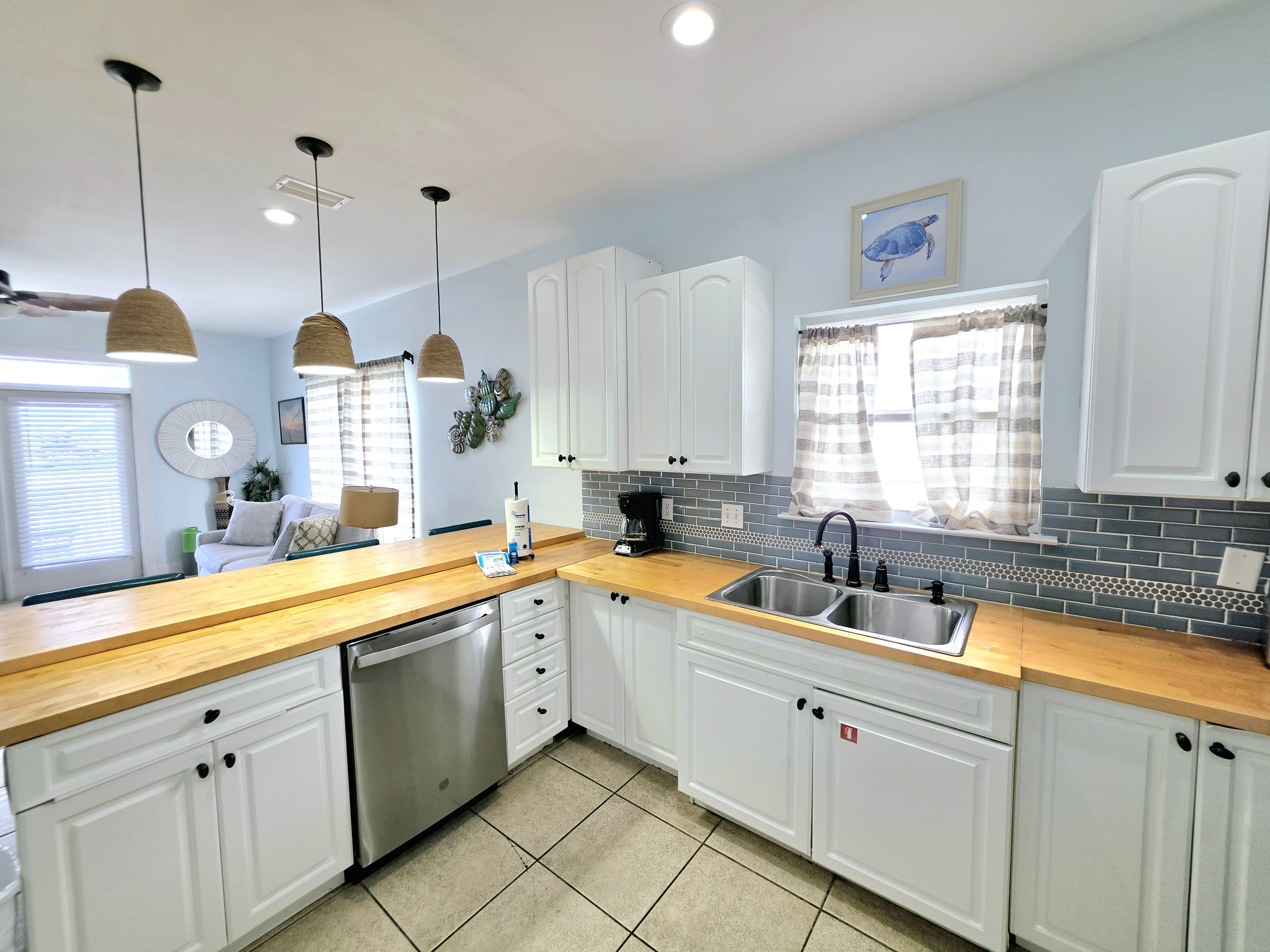 Kitchen with dishwasher, double sink and coffee maker