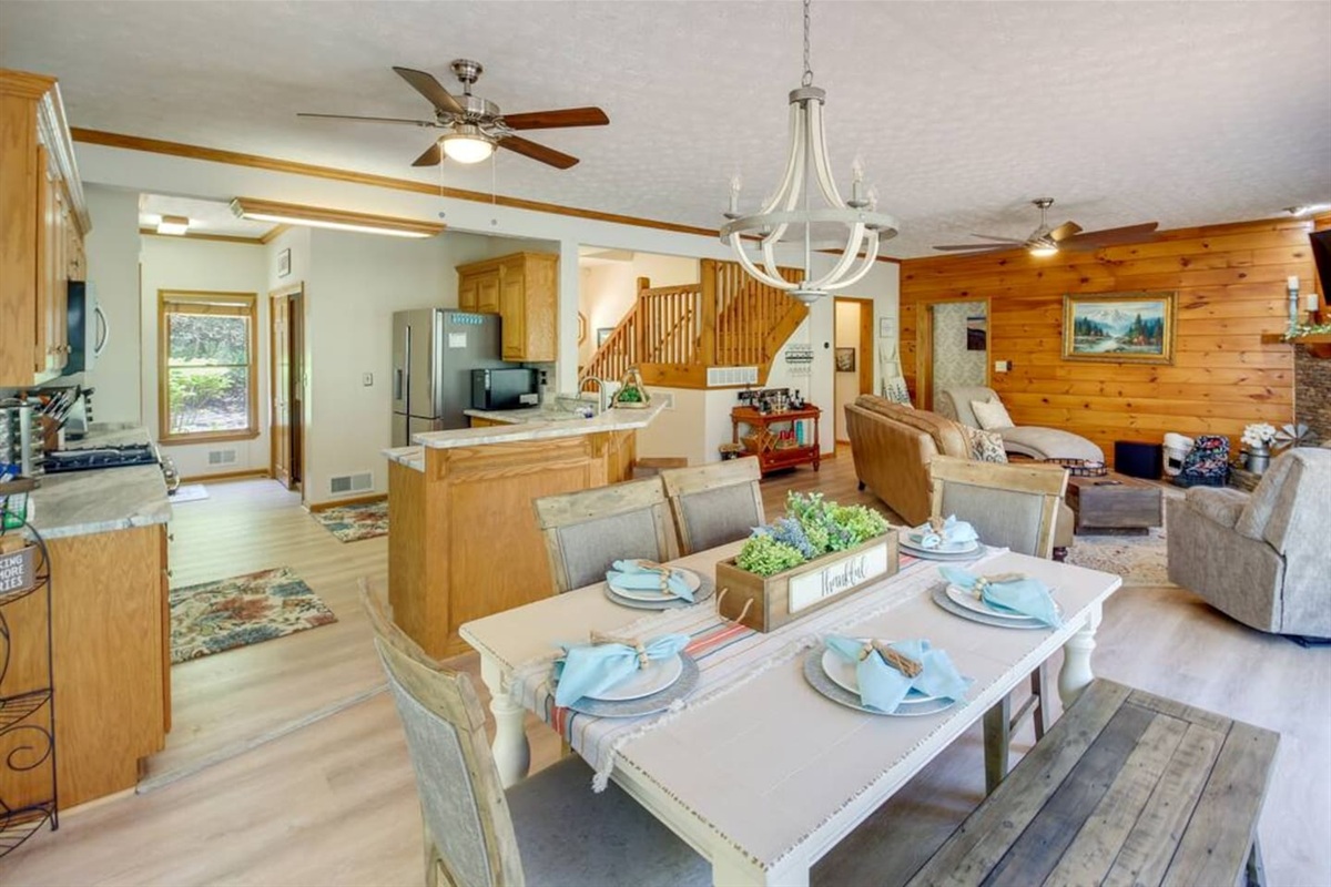 Open Concept Living Area I Free Wi-fi