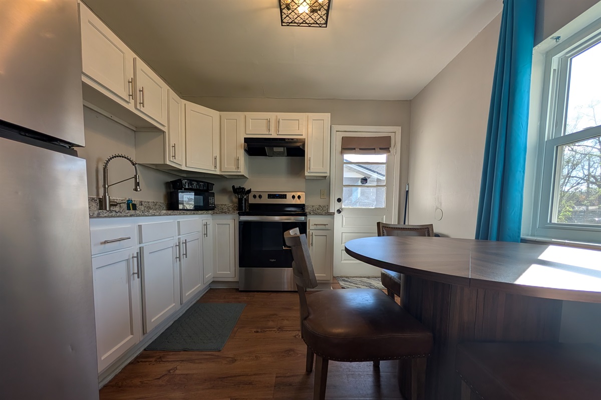 Full kitchen with breakfast table
