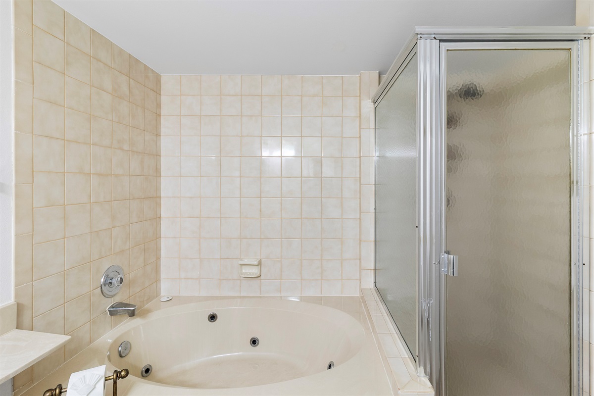 Primary bedrooms ensuite bath