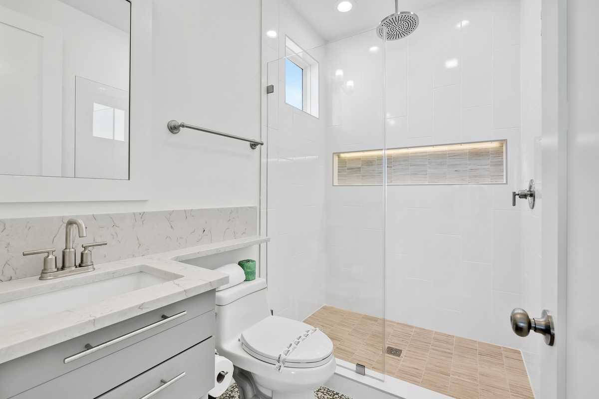 Rain shower with lighted niche