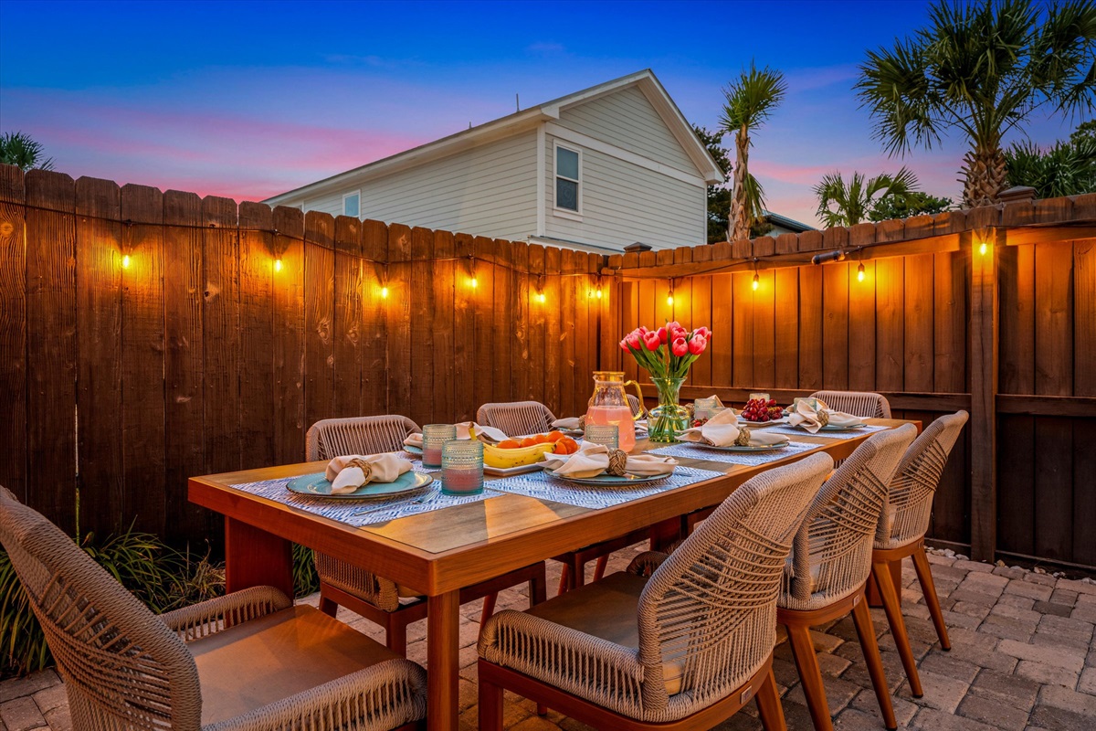 Dinner tastes better outside. Enjoy warm Florida evenings and poolside meals under the glow of string lights.