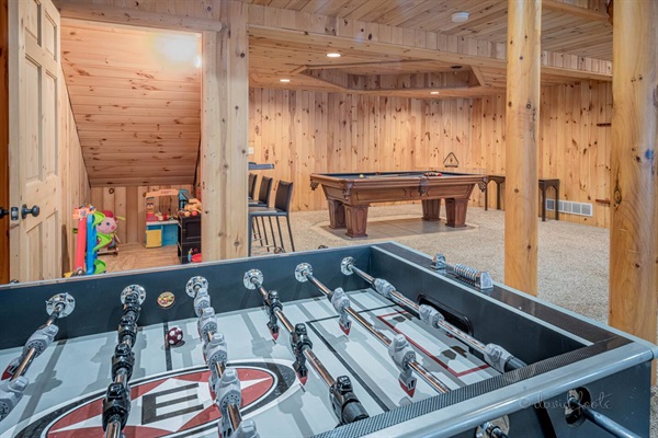 2 game rooms! Pool, Fooseball, air hocket & more! 