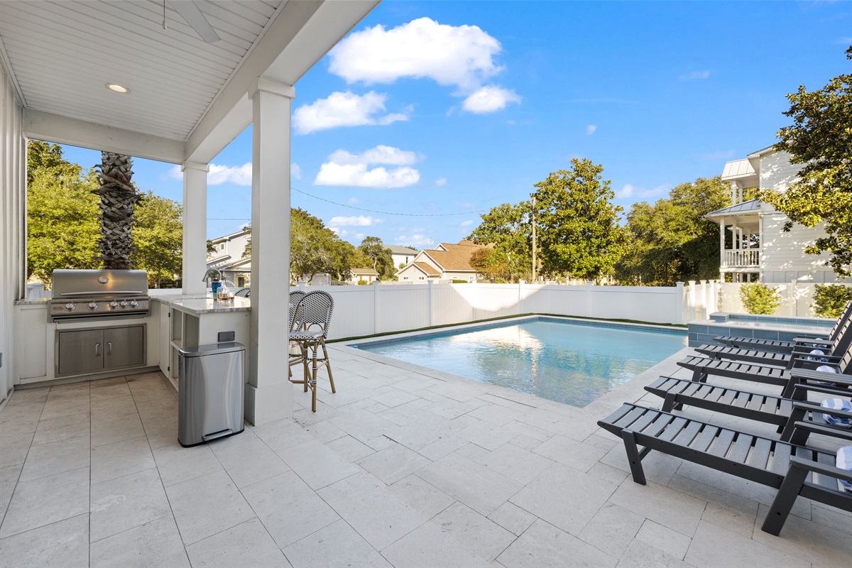 Built in gas grill for outdoor entertainment