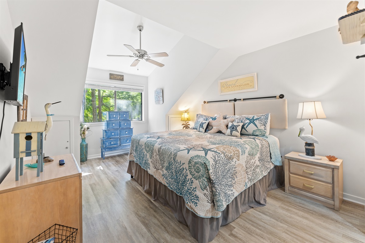 Large 2nd Bedroom with King bed