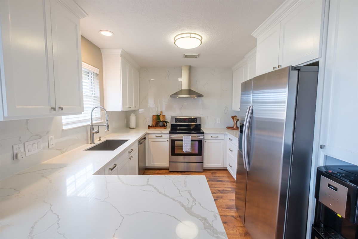 Updated kitchen with everything you need to prepare any meal