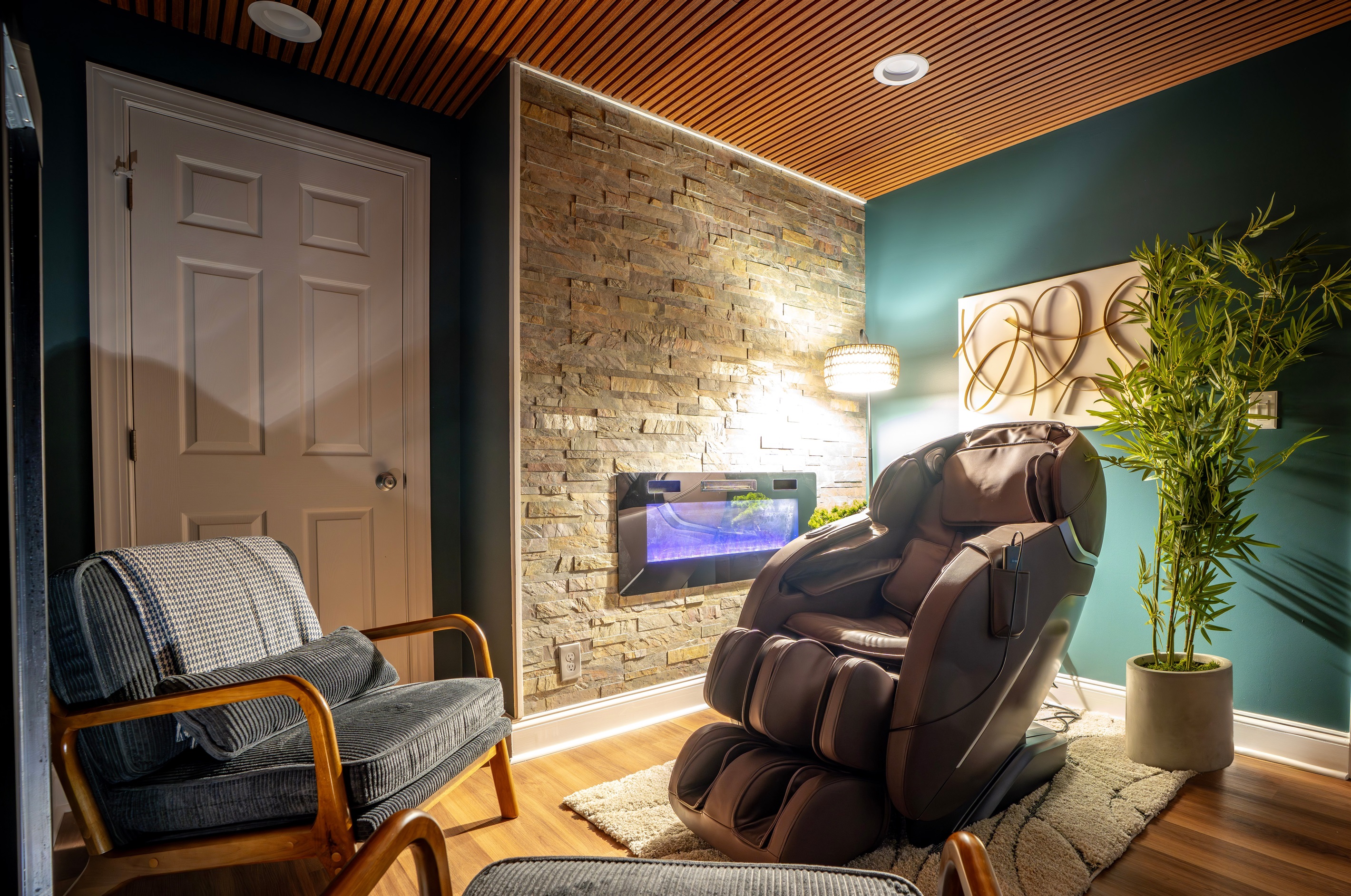 Recline in a zero-gravity massage chair, bask in the firelight, and melt into spa sounds under dimmable lighting. One-of-a-kind comfort, only at Chateau Greenstone
