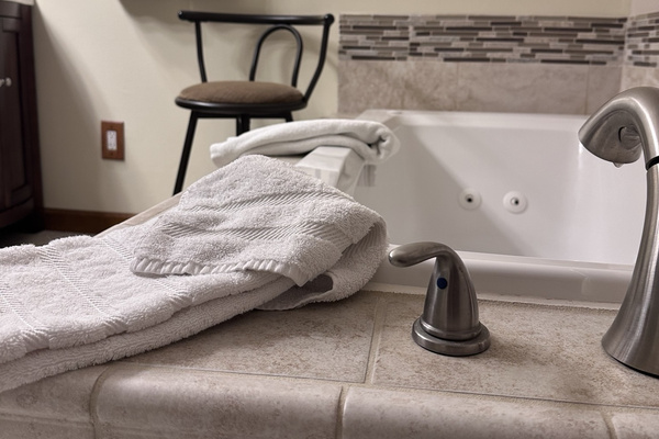Jetted tub in the Majestic Moose Room's private bathroom