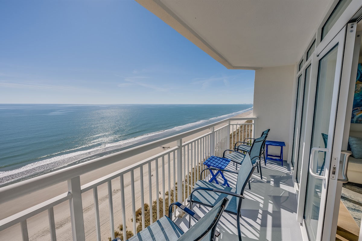 Balcony with Amazing Views of the Ocean