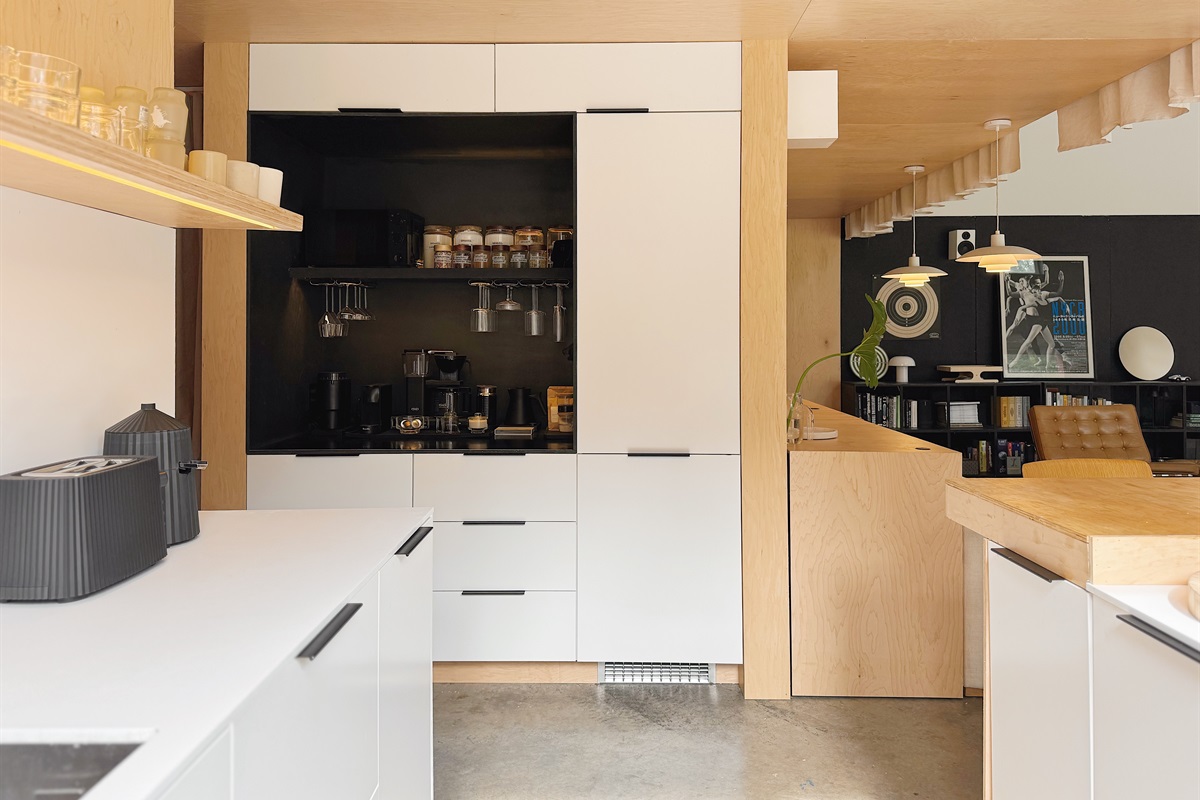 Kitchen and coffee bar