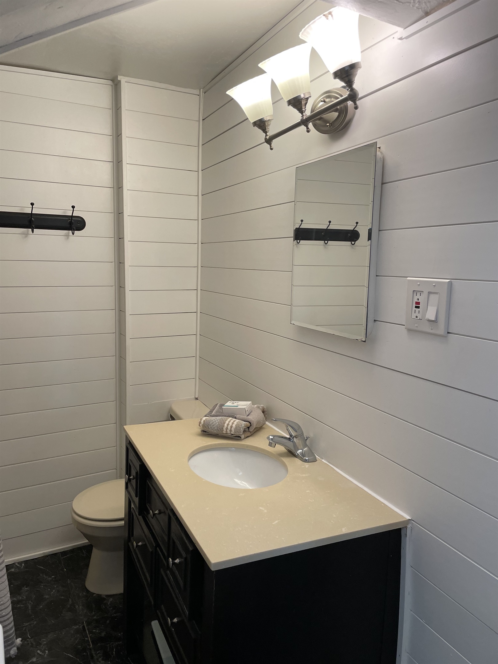 2nd floor bath with tub/shower