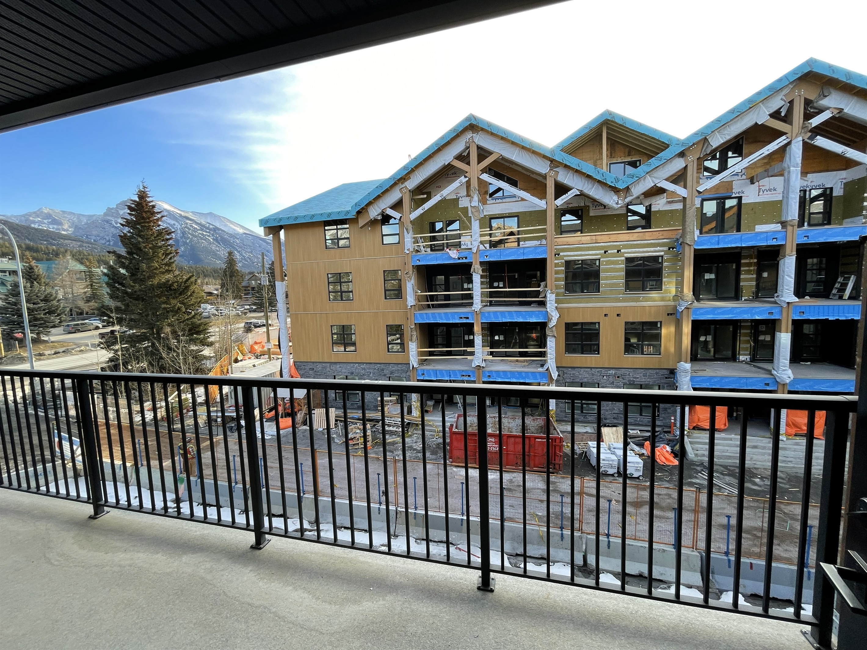 Please note there is a construction next door, clearly visible from the unit and balcony. 