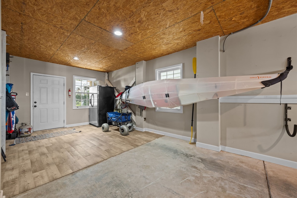 Kayak available for convenient access to the sound from the community dock! 