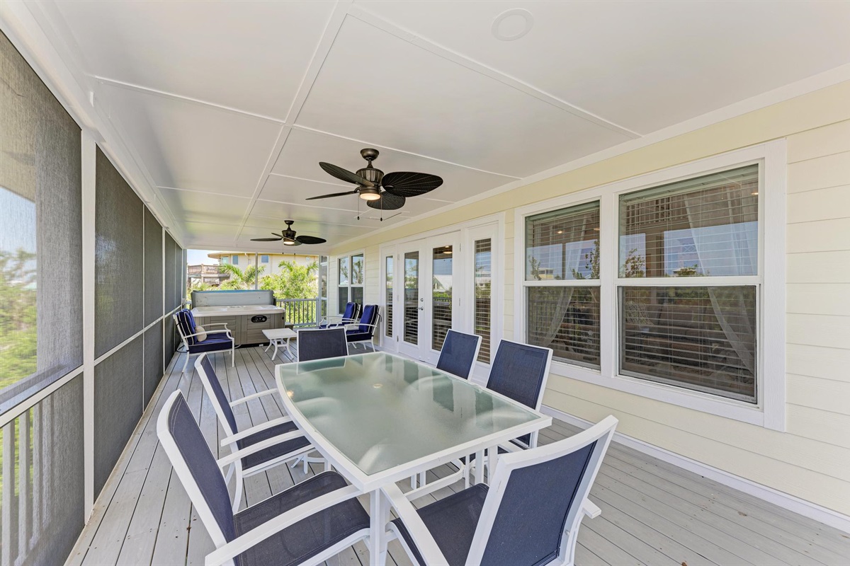 Screened-in Outdoor Patio Dining