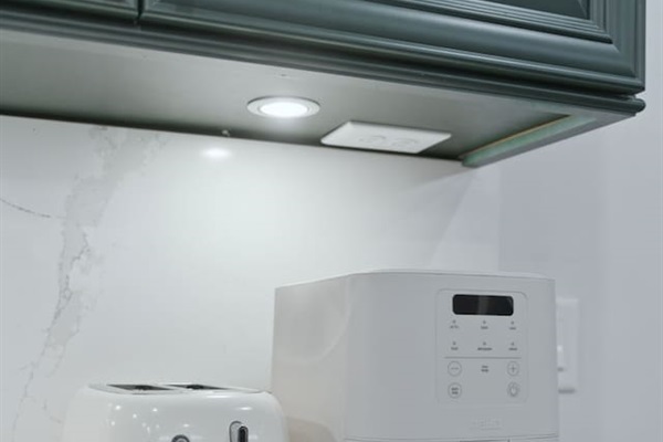 Convenient kitchen appliances including a toaster and air fryer—great for quick breakfasts, snacks, or easy meals at home.