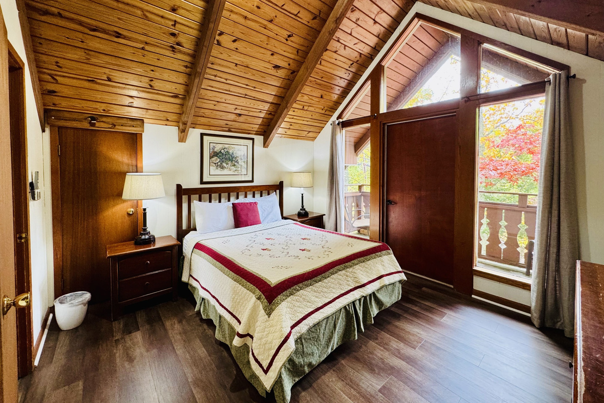 FALL QUEEN UPSTAIRS BR WITH BALCONY