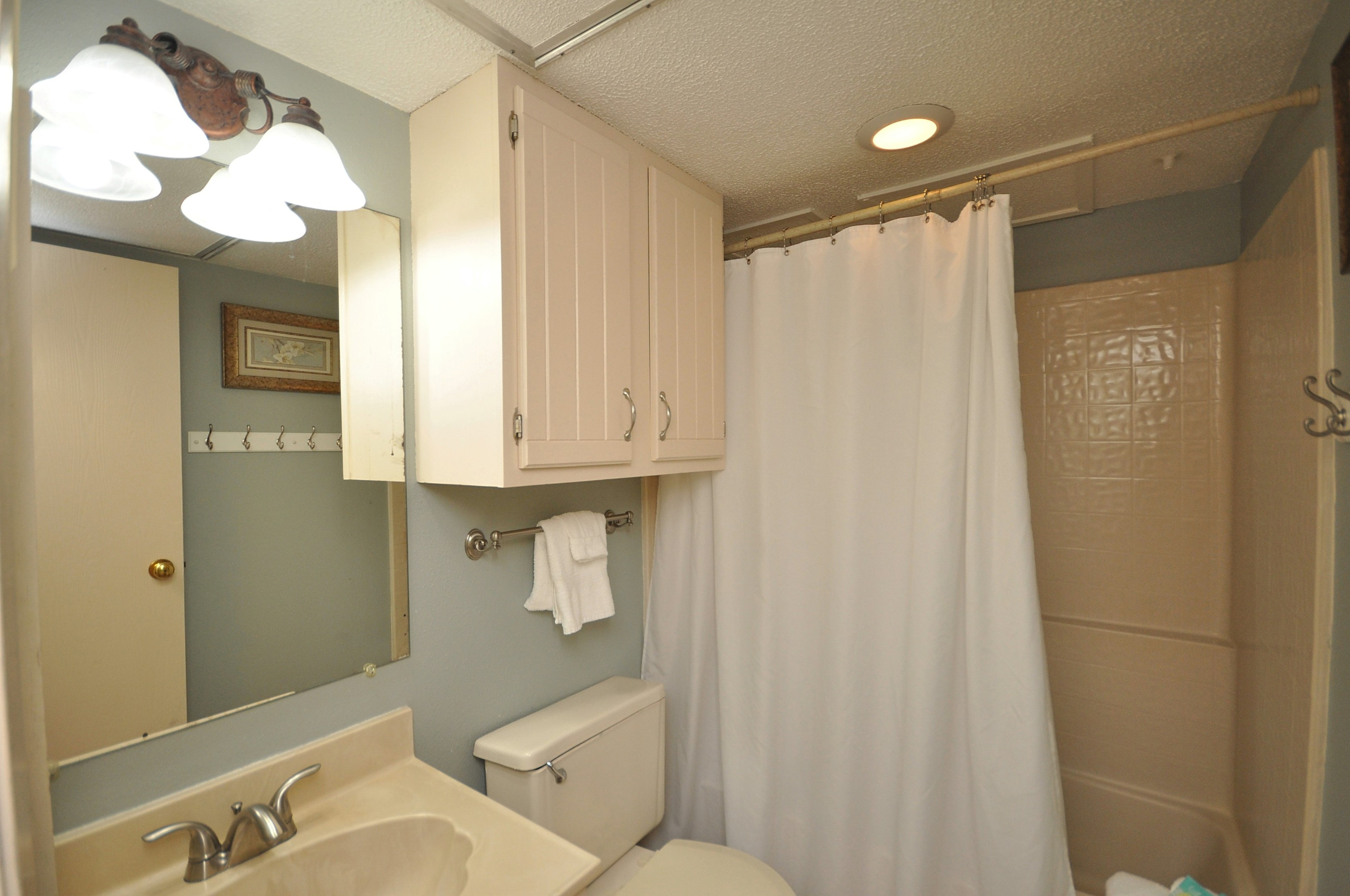 Secondary bathroom with tub/shower combo.