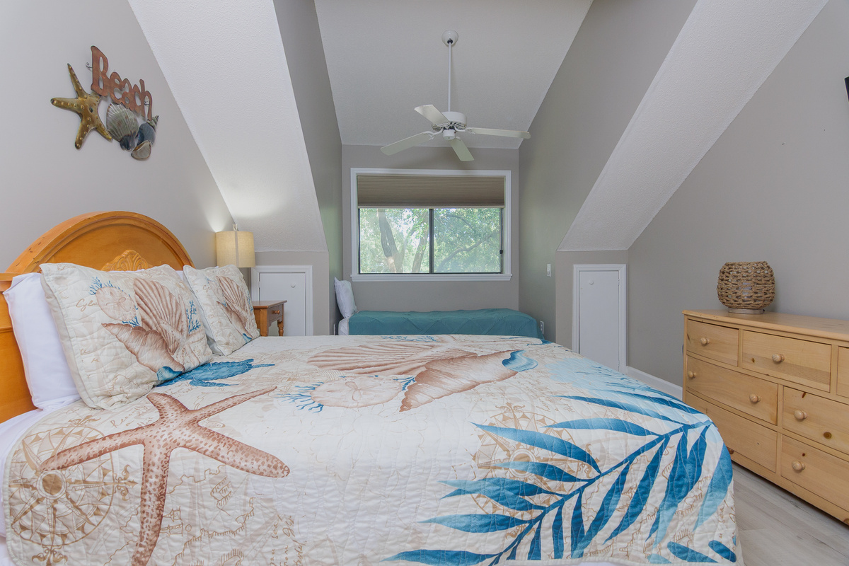 Queen and a twin bed in this lovely 2nd bedroom 