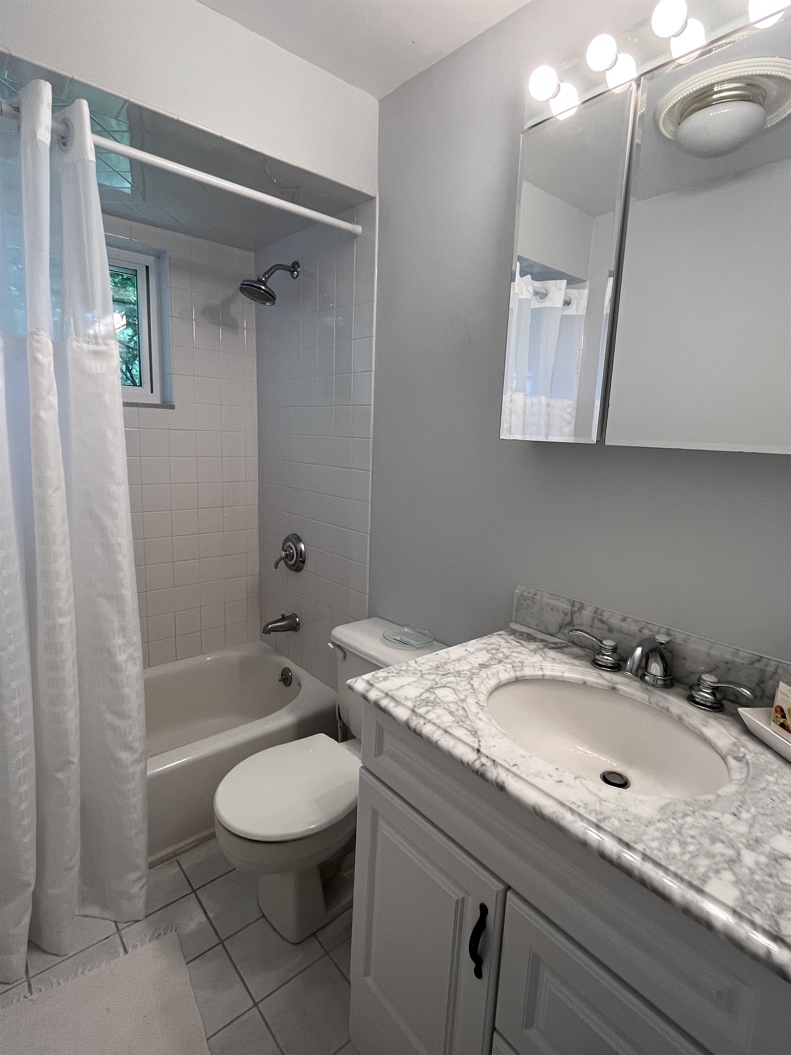 Main level bathroom w/ tub/shower