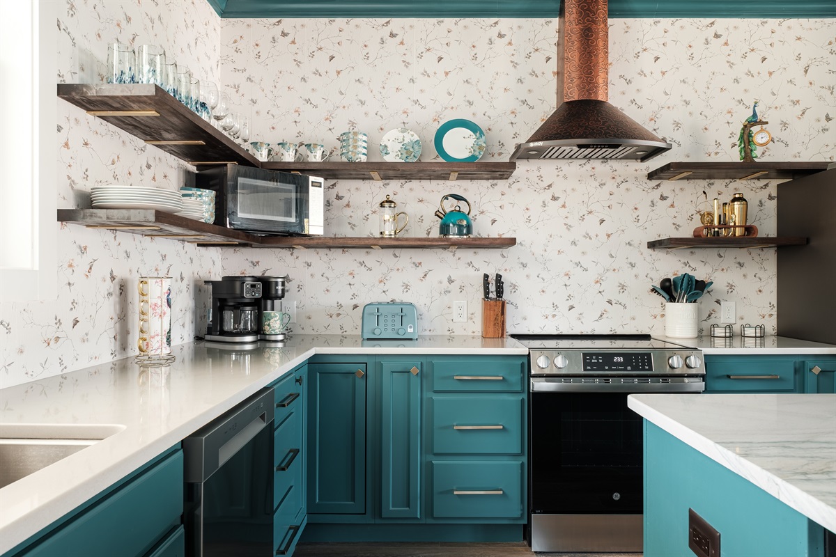 Cook like a chef with premium HexClad cookware, Henckels knives, and a full suite of modern cooking tools for an effortless culinary experience.