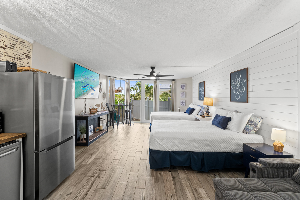 Living Room with 2 Queen Beds
