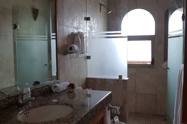 Suite 4 (1st Flr) - Bathroom 
