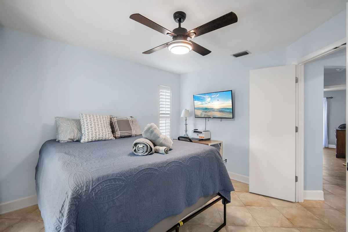 Bedroom number 2 with a little office space