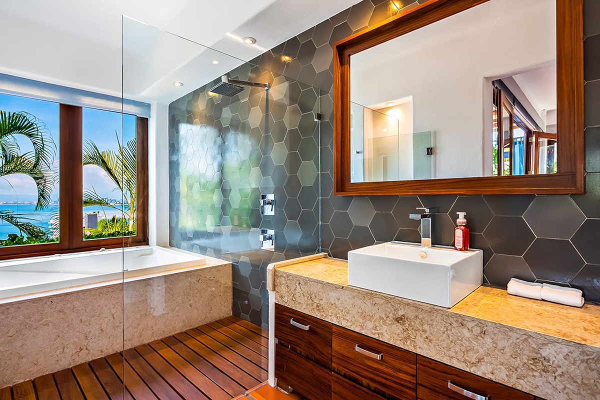 Suite 6 Bathroom