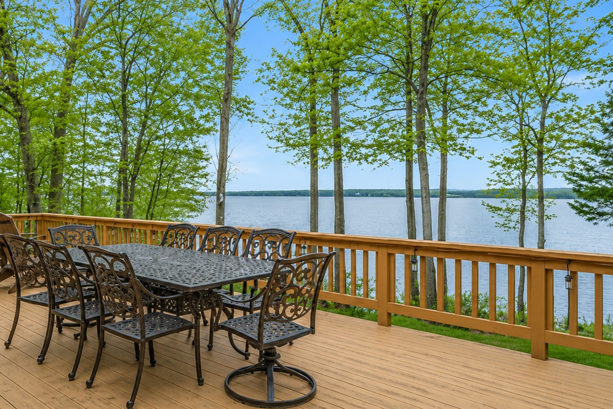 Dine al fresco with a panoramic view of the lake—plenty of seating for your whole group to enjoy meals and memories. 🍽️🌅🪑