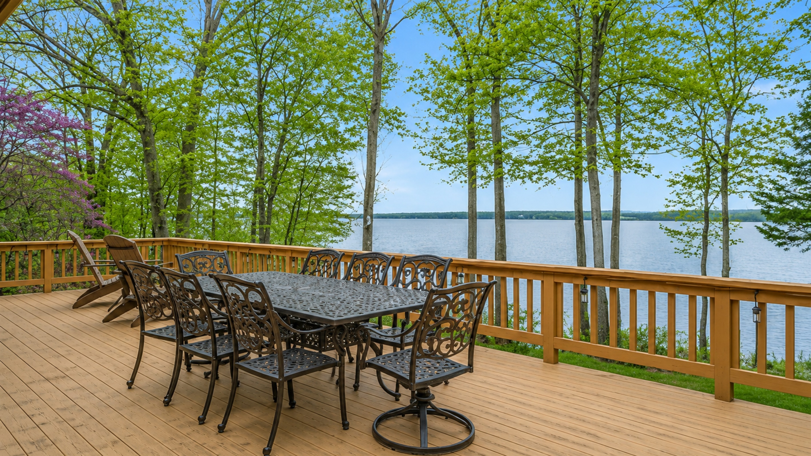 Dine al fresco with a panoramic view of the lake—plenty of seating for your whole group to enjoy meals and memories. 🍽️🌅🪑