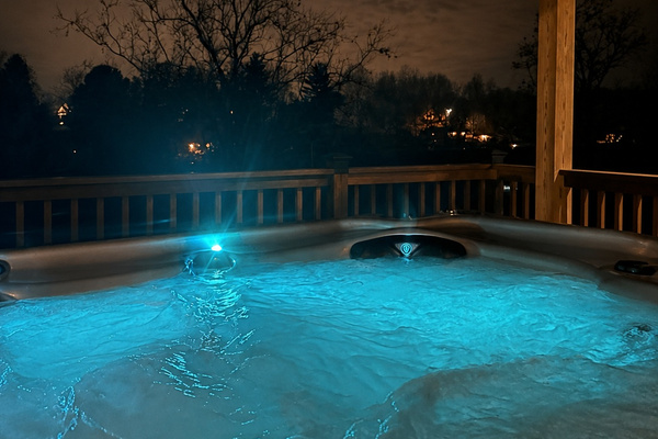 Hot Tub with Lake views and quiet setting!!