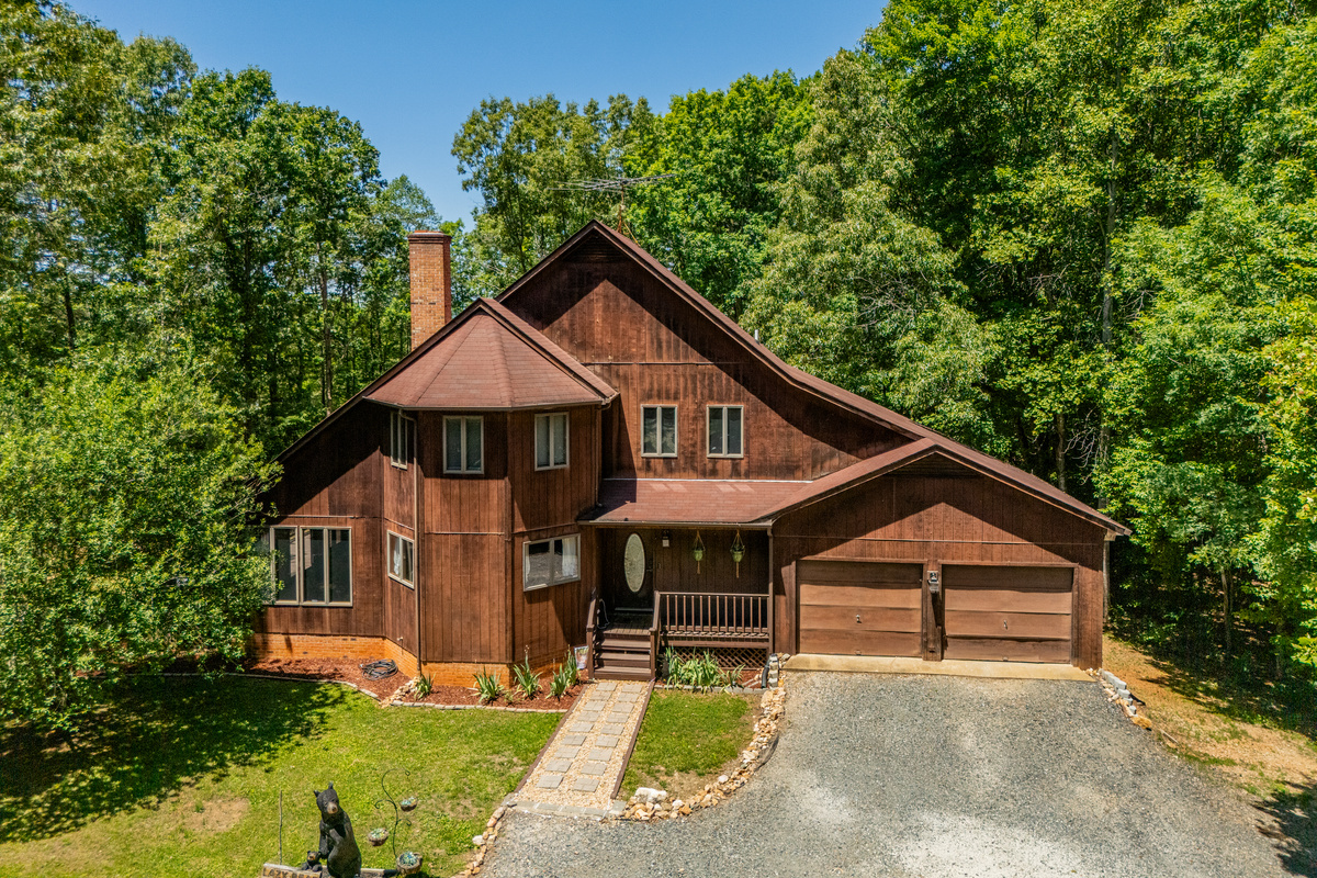 Charming Retreat: Nestled in nature, this rustic gem offers modern comforts and peaceful surroundings!
