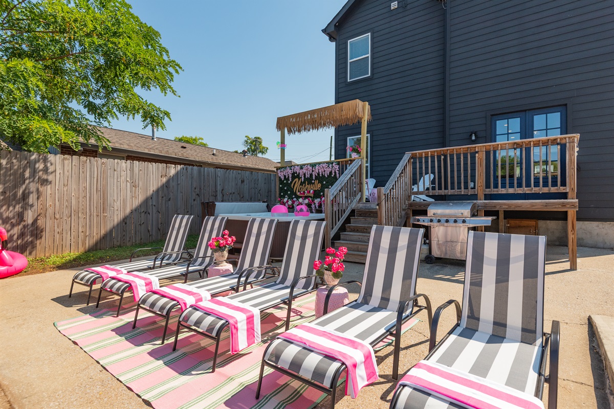 Girls just want to have sun, tiki bar