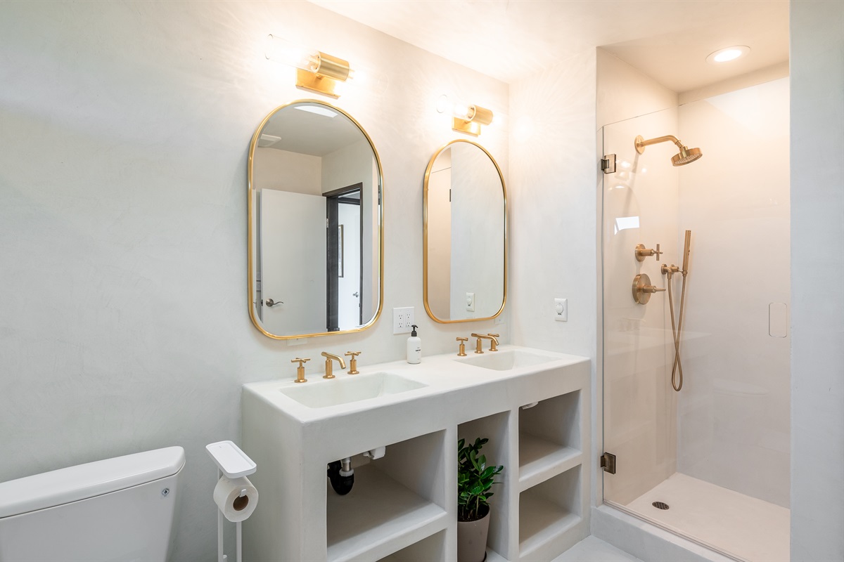 Moroccan (Tedelakt) plaster bathroom with Kohler fixtures, Toto toilet