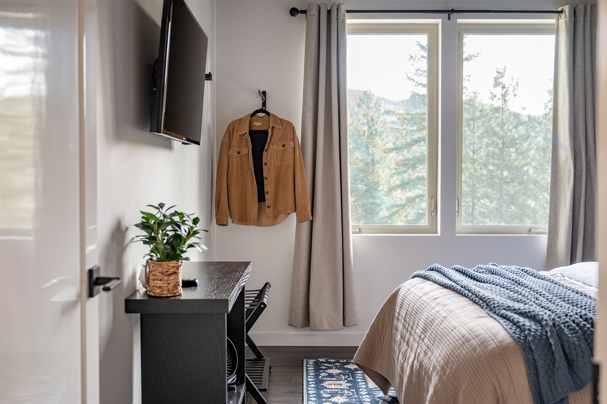 Bedroom #1 of 2: Queen bed, mountain views, Smart TV