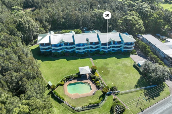 The grounds, tennis court & pool are meticulously maintained & there's lots of space for games on the lawn.