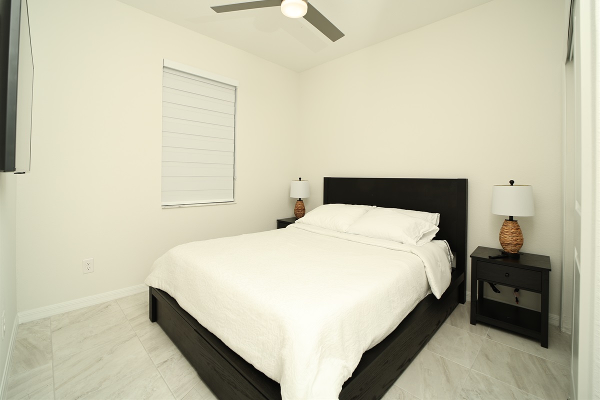 Queen bed in bedrrom 3