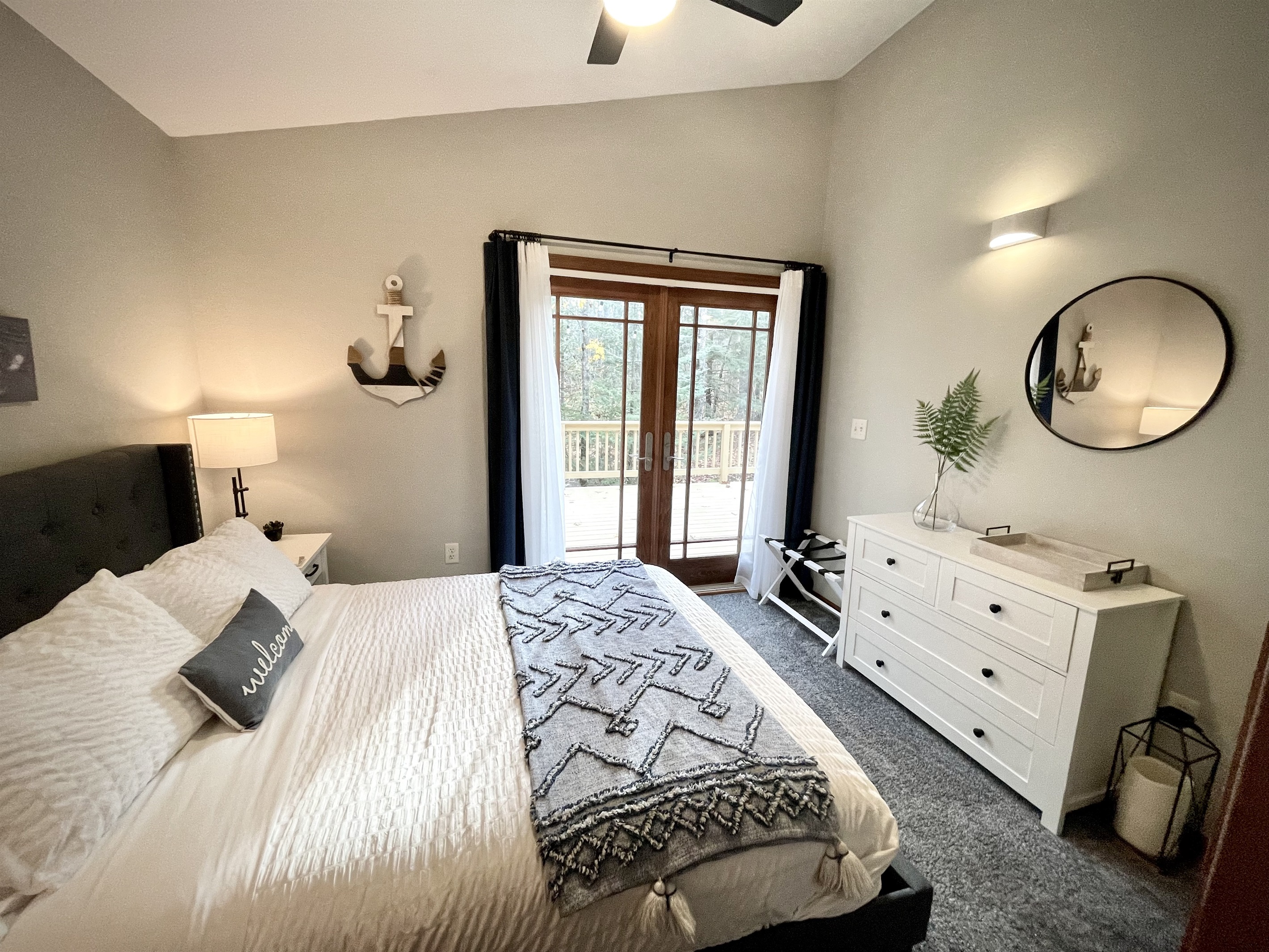 Main Cottage queen bedroom 
