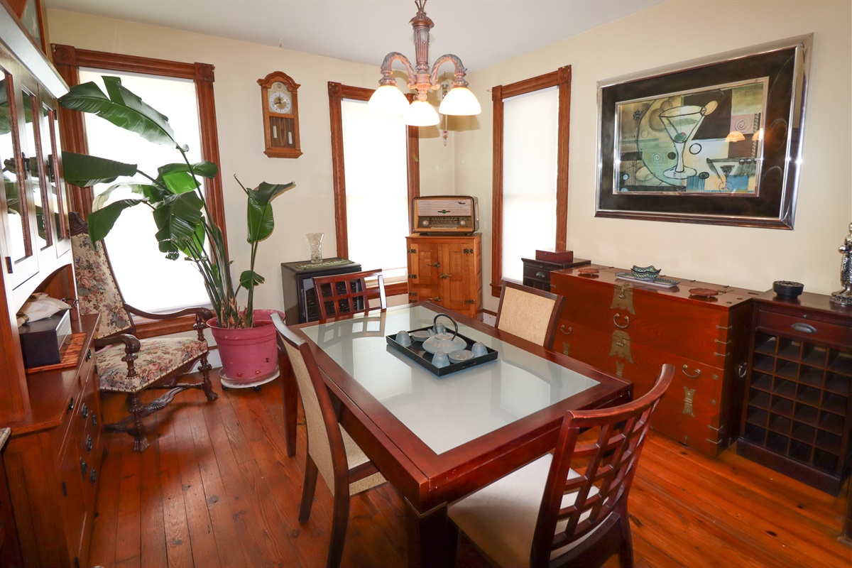 Full dining room setup, complete with everything a chef would need — dishes, serving platters, and napkins all ready to go.