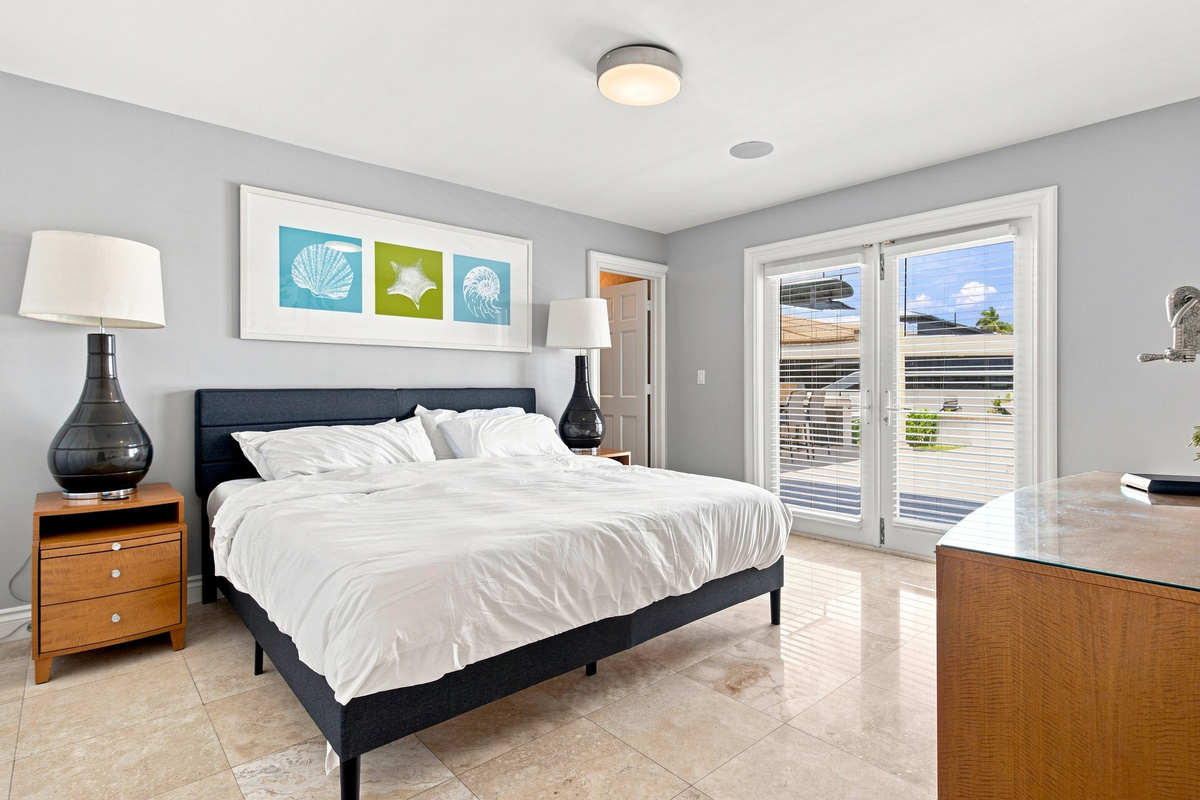 King Bedroom with Private bath Access to pool