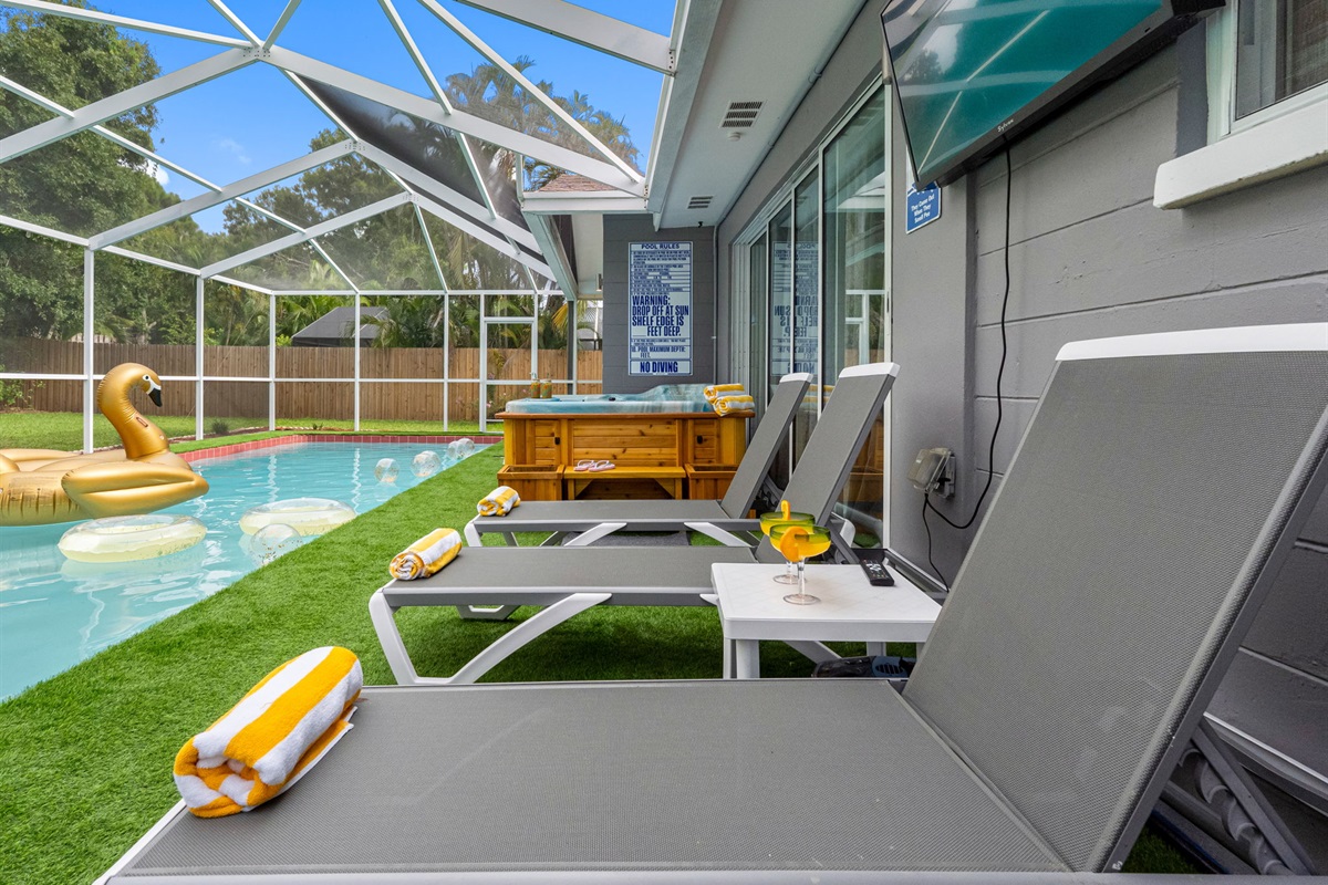 Whether you're sunbathing with a drink or enjoying an evening dip under string lights, this pool deck has your vibe covered.