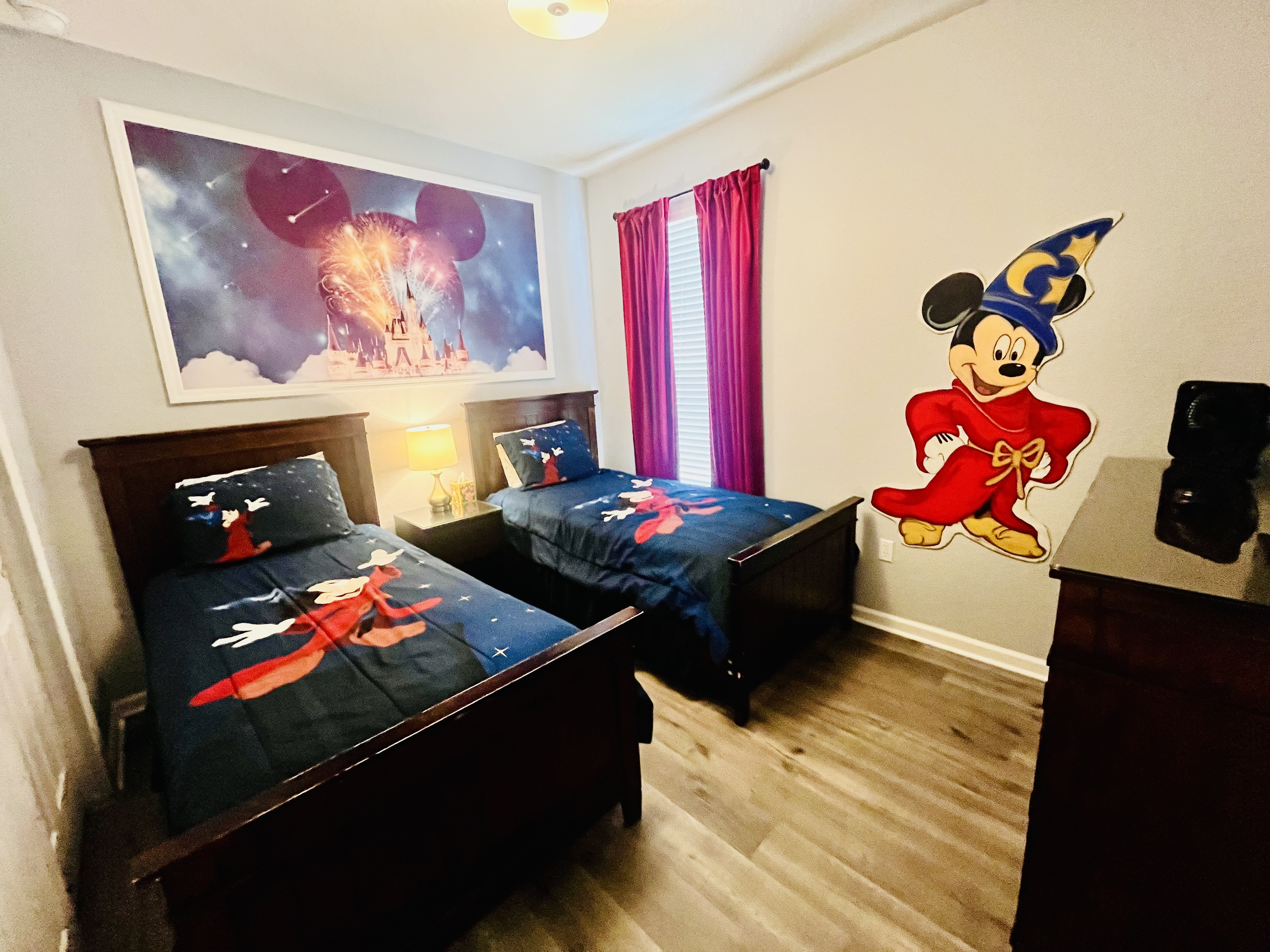 Two twin beds with private access to hallway bathroom