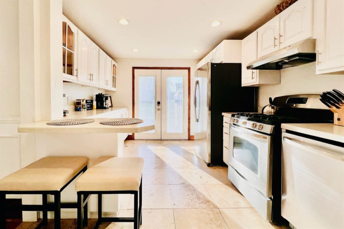 Modern full kitchen, equipped with top-of-the-line appliances and sleek finishes for a stylish cooking experience.