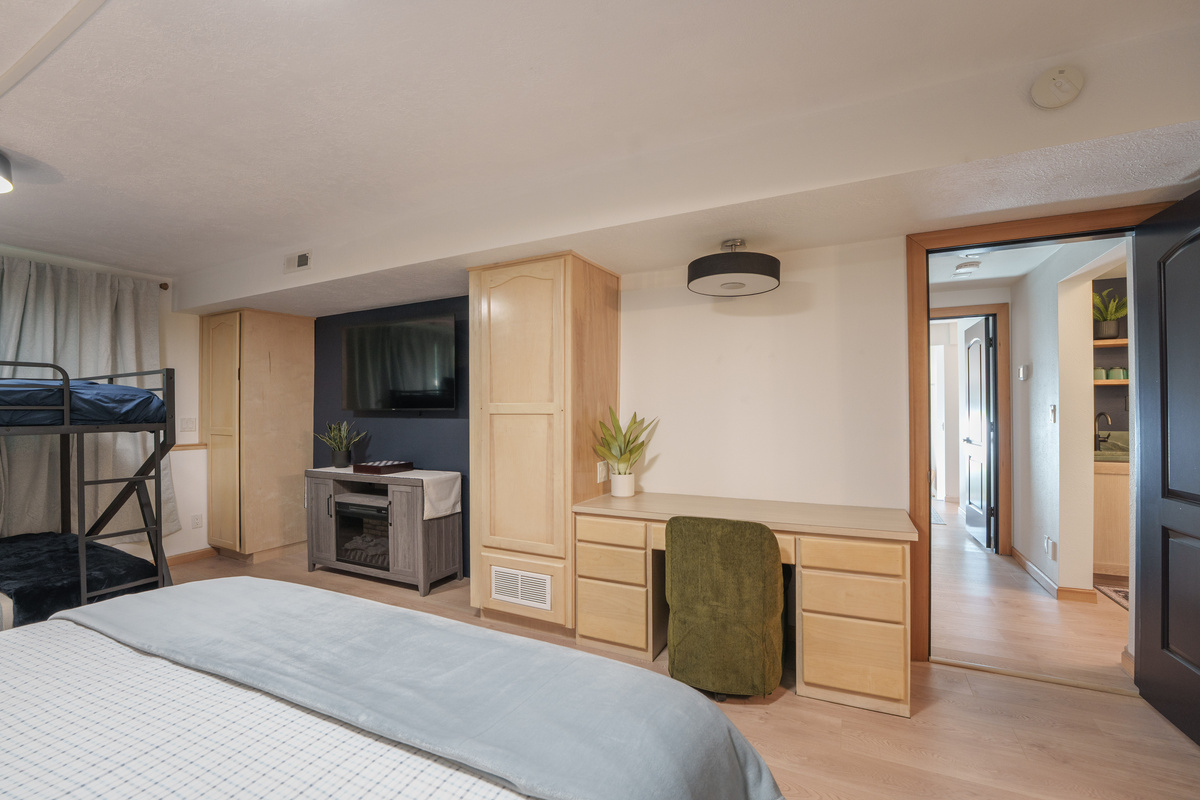 1 Queen bed, 1 Queen-on-Queen bunk. Sleeps 6. Remote work desk setup.