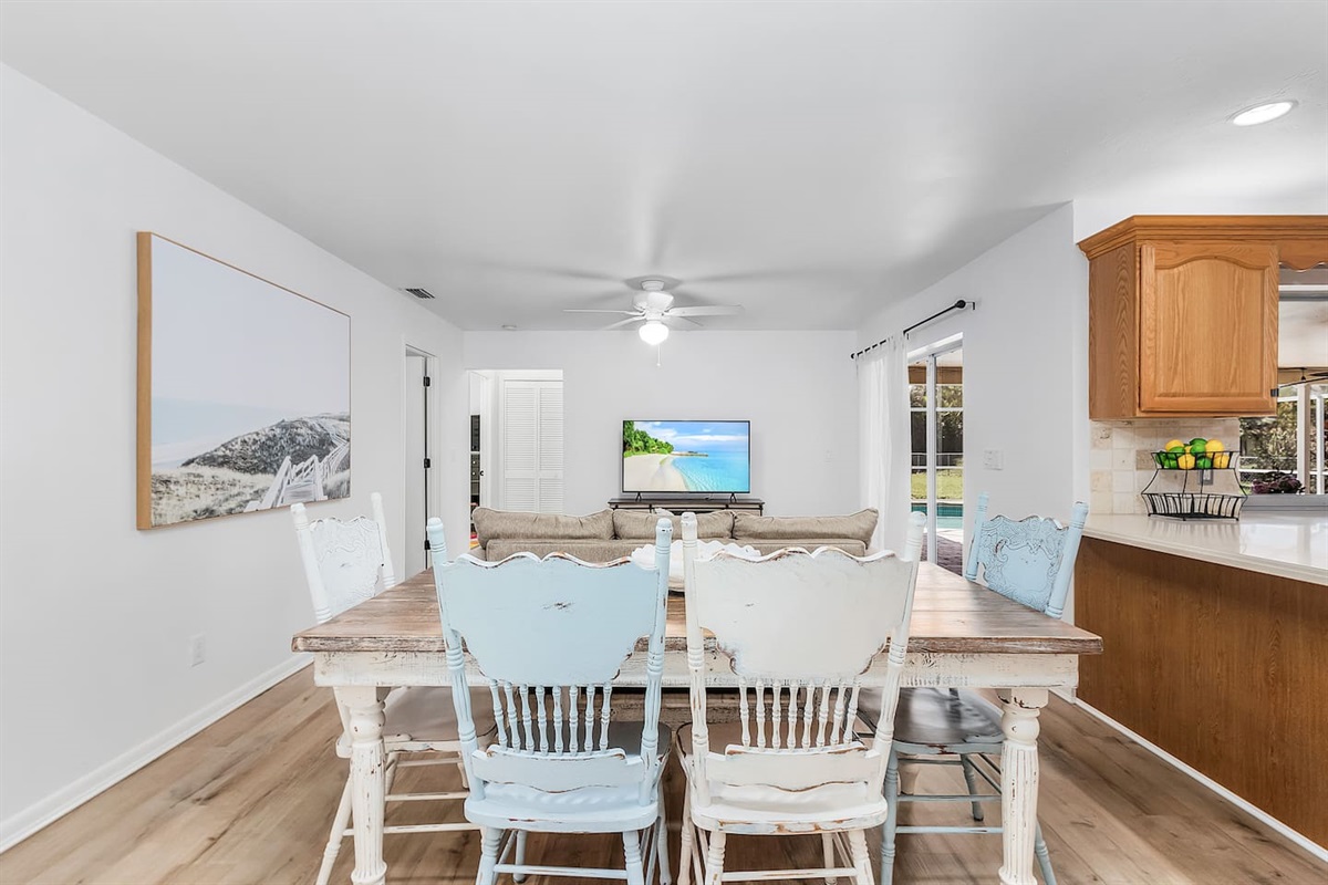 Start your day right in the comfortable breakfast area, perfect for enjoying your morning meals!