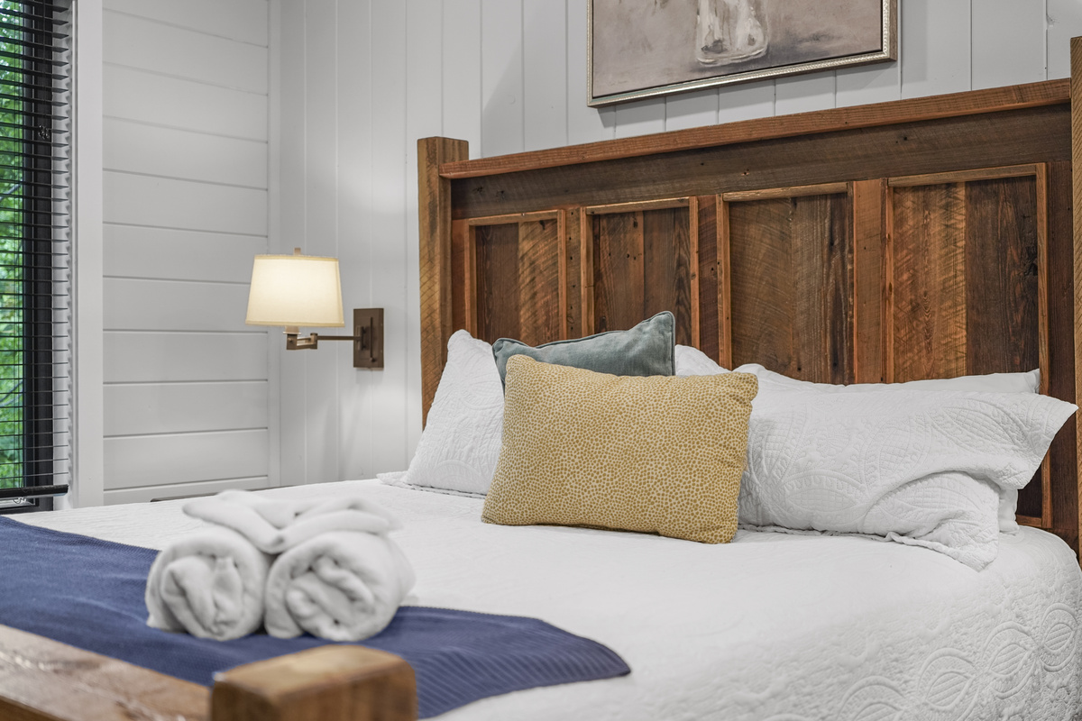 Bedroom 1 - king bed, detail