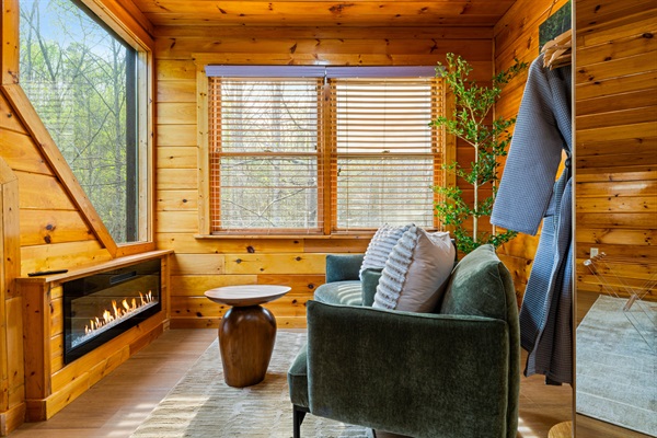 Sometimes the best part of a getaway is having nowhere to be. The loft sitting area invites you to slow down—cozy armchairs, warm fireplace, endless views. Bring a book or just bring yourself. 📚🔥