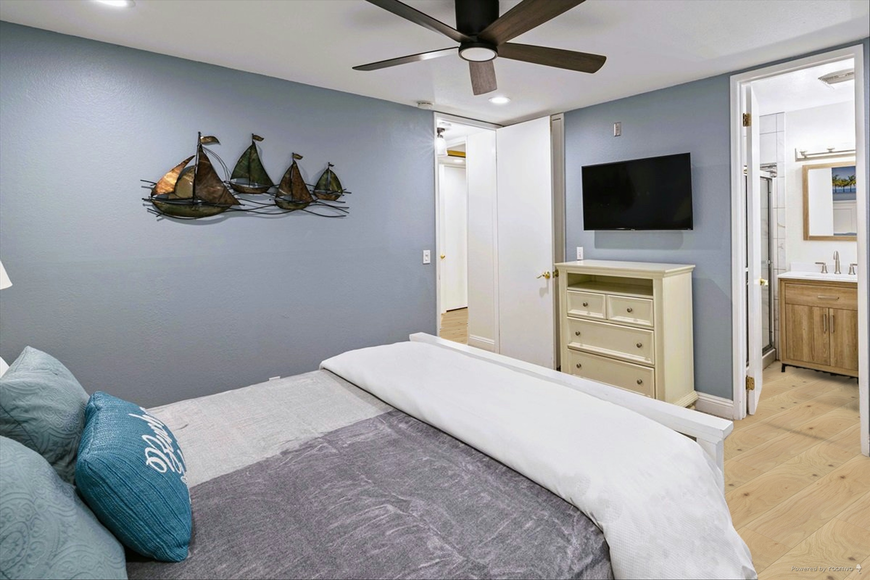 King-size bed with en-suite bathroom