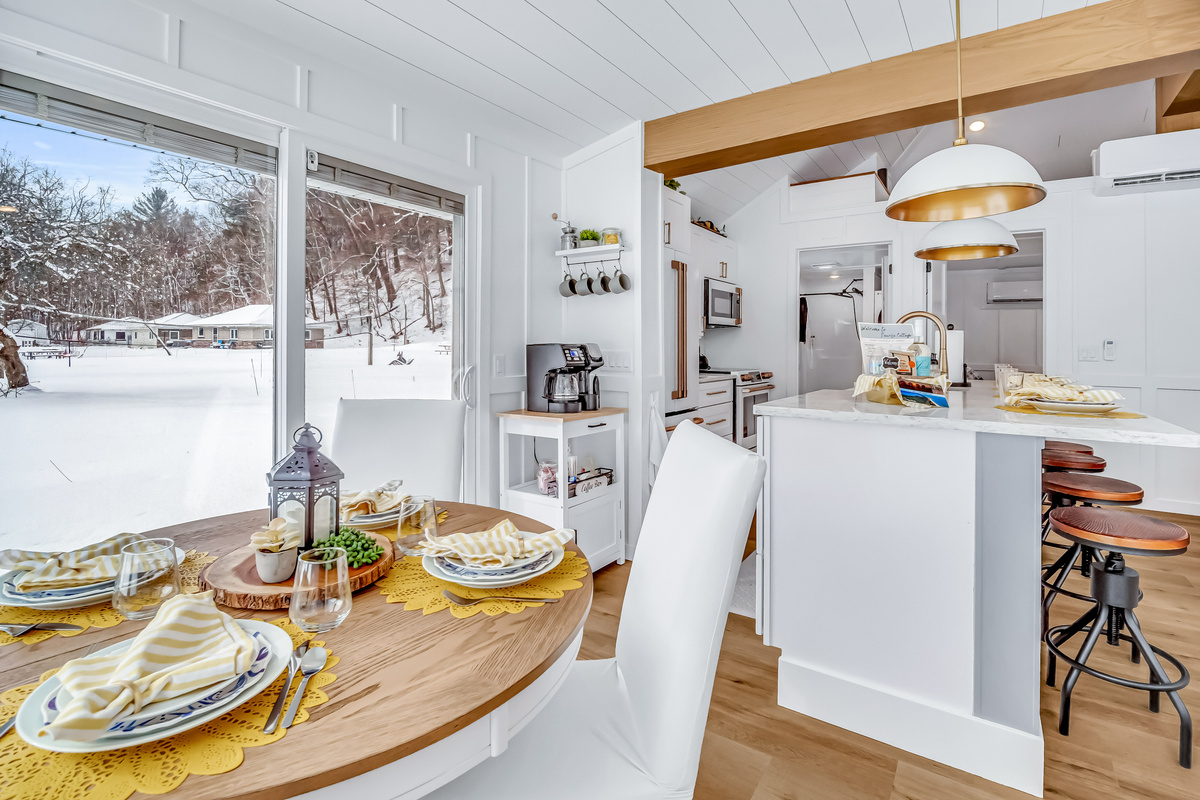 Sunrise cottage - The intimate dining nook seats four, providing a cheerful spot to enjoy meals while watching the winter landscape outside.