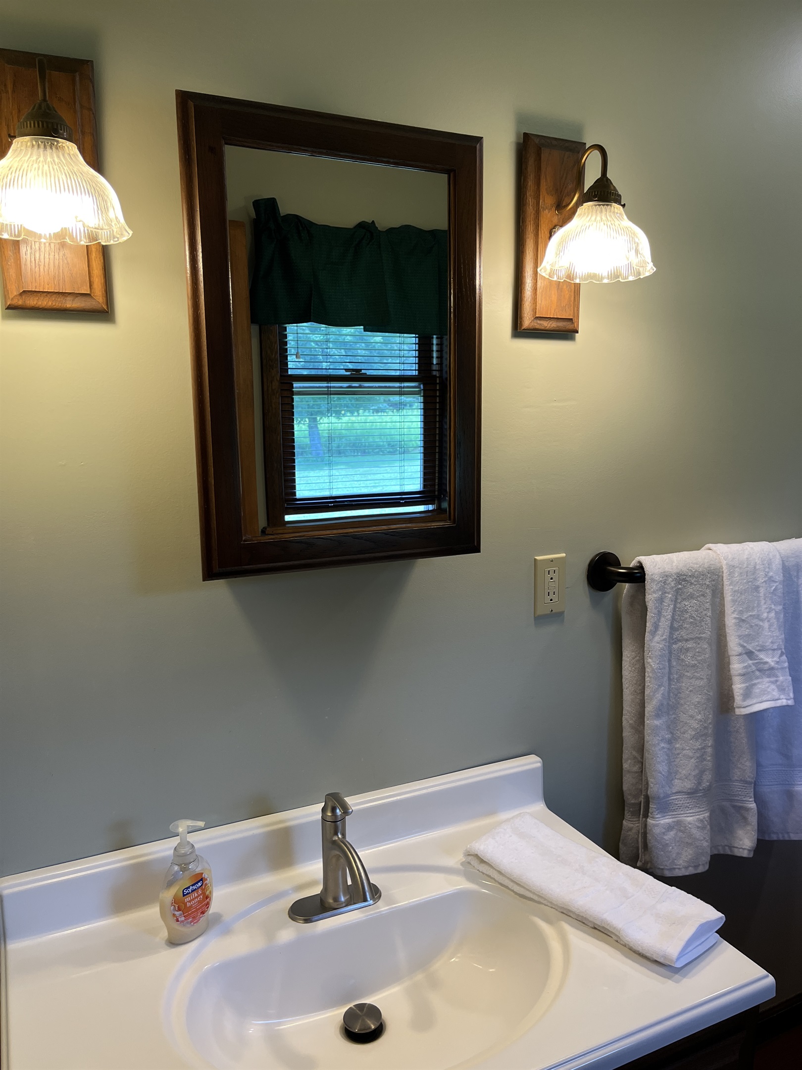 Primary Queen ensuite bath w/ shower